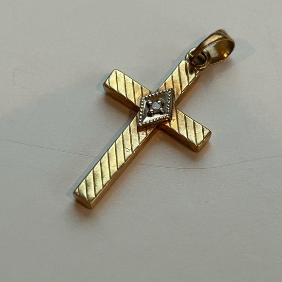 14k yellow gold cross with diamond in center with etched detail - Picture 1 of 4